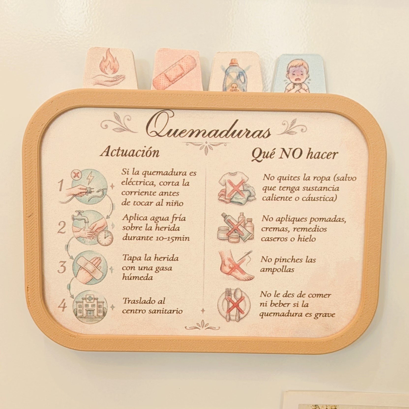 Mummily Box con tarjetas de primeros auxilios asomando, lista para usar